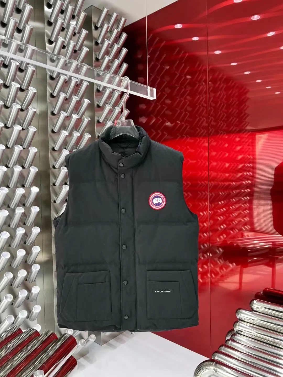P380 Canadian brand Canada Goosex down jacket has always been recognized as the warmest down jacket. Various Instagram celebrities, Internet celebrities, and celebrities often wear it for street photos. I do Canada Goose every year, but I still can’t get rid of my love for the geese. No matter how cold the weather is, there is no need to be afraid, because there are geese! Filled with 90% white duck down, Canada Goose is the legendary warmest down jacket and is known as a must-have for Arctic outdoor sports! The most popular down jacket in the world, celebrities are rushing to buy it, it is a must-have! Same size for men and women: XS to XXL in stock😍